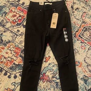 Black Levi’s 721 High Rise Skinny Jeans NWT